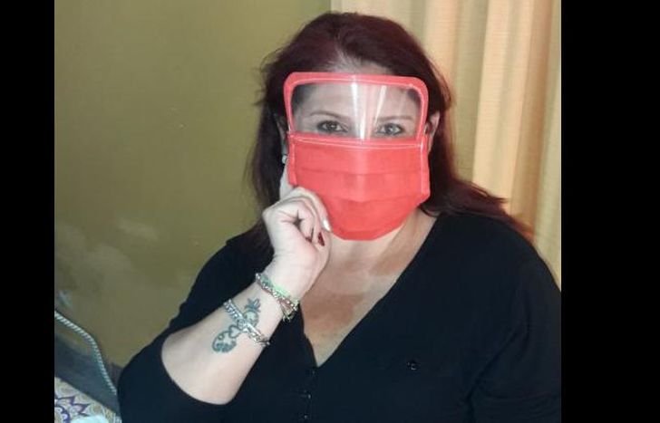 los barbijos que hace Andrea Cuevas cuentan con protección para ojos, nariz y boca.
