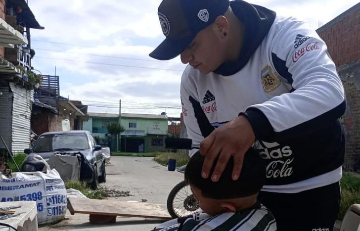 Emanuel le cortó el pelo sin costo a todos los chicos de la cuadra.