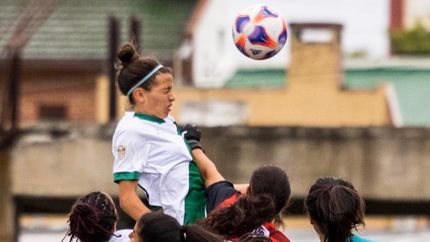Eliana, de cabeza, marca el cuarto gol.