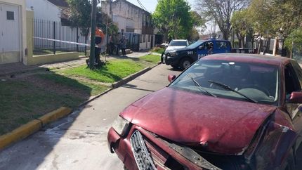 El auto perdió el control y provocó un desastre. El auto perdió el control y provocó un desastre.