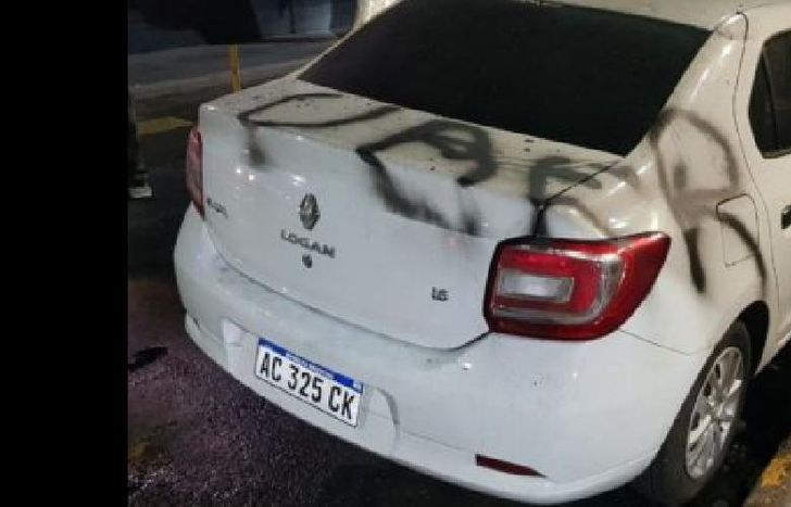 El auto pertenece a  otra empresa y habría sido confundido con un auto de Uber.