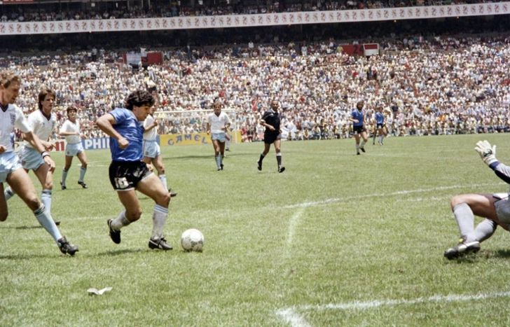 Diego gambeteó a los ingleses desde mitad de cancha e hizo un gol inolvidable.