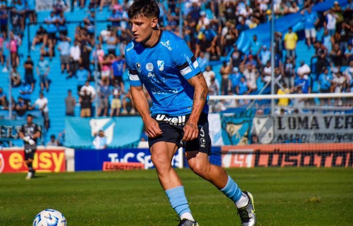 Valentín Aguiñagalde, de 20 años, ya es una fija en el 11 titular de Temperley.