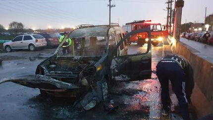 Así quedó la camioneta tras el incendio.