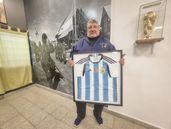 Los Veteranos de Lomas tienen una camiseta firmada por Rodrigo De Paul.