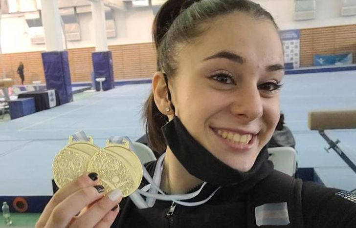 Meline, feliz con sus dos medallas.