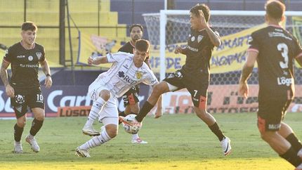 Matías Gómez se esfuerza por el balón. Matías Gómez se esfuerza por el balón.