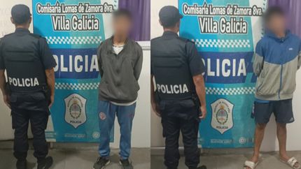 Los dos detenidos, en la comisaría de Villa Galicia. Los dos detenidos, en la comisaría de Villa Galicia.