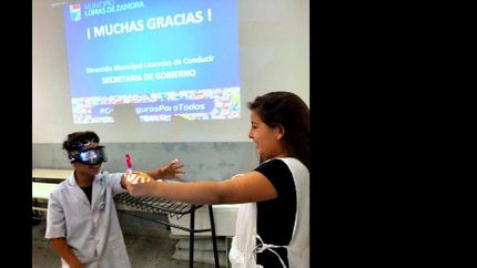 los “Drunkbusters” simulan las dificultades que tiene una persona alcoholizada.