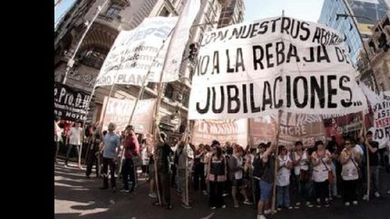 tras la reforma previsional, las jubilaciones suben 5,7% en marzo, menos que la inflacion