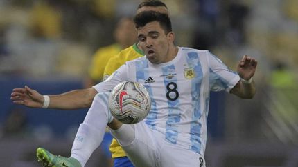 Acuña trata de dominar el balón.