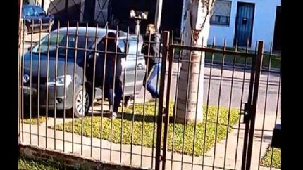 la mujer gritó para que los delincuentes bajaran a su hijo del vehículo, pero fue recién a unas cuadras que lo dejaron tirado y con heridas.