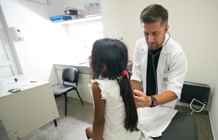 Vecinos de todas las edades acceden a controles para cuidar su salud.