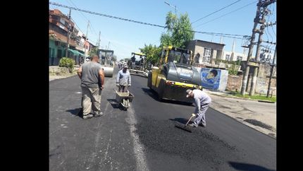 En la zona las cuadrillas del Municipio están colocando carpeta asfáltica.