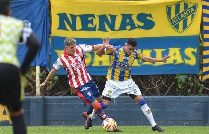 En Villa Crespo, Talleres fue goleado por el Bohemio, que festejó el ascenso de categoría. (AtlantaOficial).