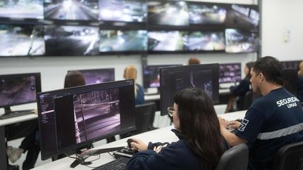 Desde el Centro de Operaciones monitorean las cámaras para detectar actividades sospechosas.