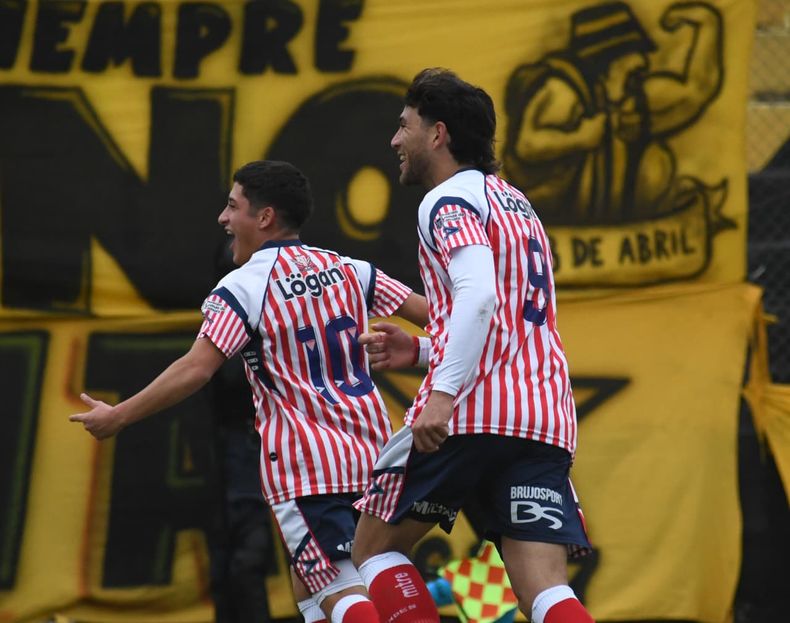 Alex Valdez Chamorro festeja con Mauricio Asenjo el primero de Los Andes. Alex Valdez Chamorro festeja con Mauricio Asenjo el primero de Los Andes.