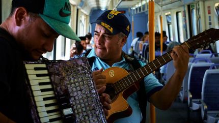 Marcelo canta y toca su guitarra todos los días en el Tren Roca