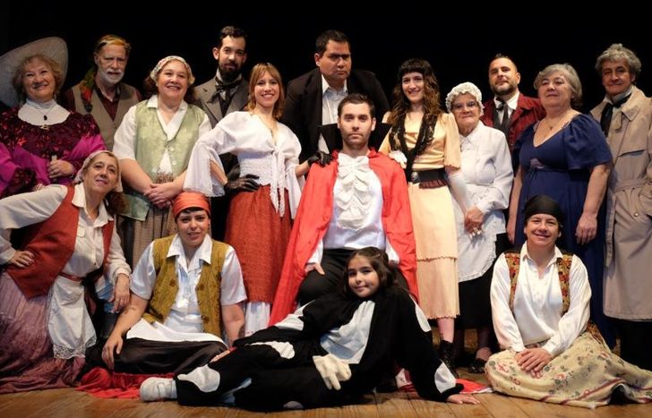 El elenco completo, listo para subir a escena y deleitar a los vecinos.