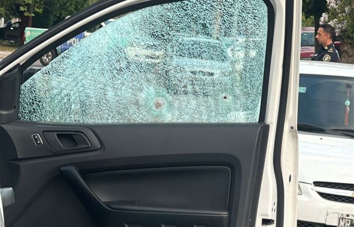 Uno de los orificios de bala tras el tiroteo.