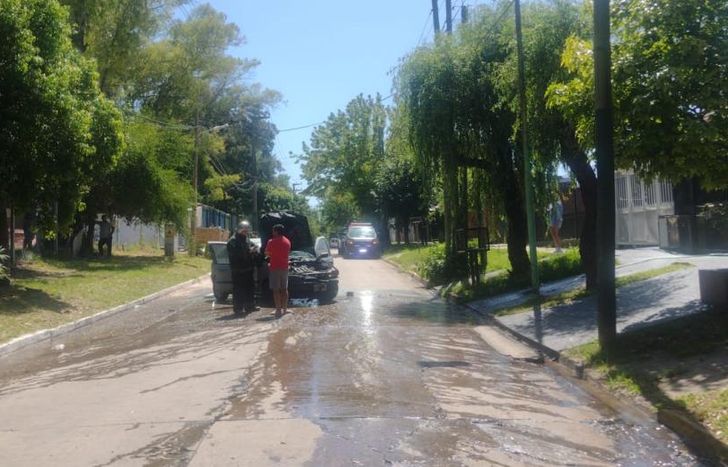 El auto se prendió fuego por un desperfecto mecánico.
