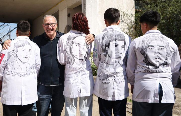 Pablo Díaz, sobreviviente de La Noche de los Lápices, junto a estudiantes secundarios.