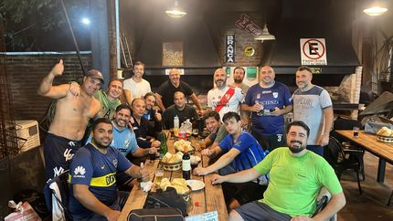 Los padres del Colegio Euskal Echea crearon un grupo que va más allá de juntarse a jugar al fútbol. Los padres del Colegio Euskal Echea crearon un grupo que va más allá de juntarse a jugar al fútbol.