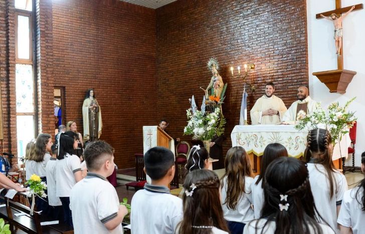 Cada vez más familias acompañan la catequesis familiar en Lomas.