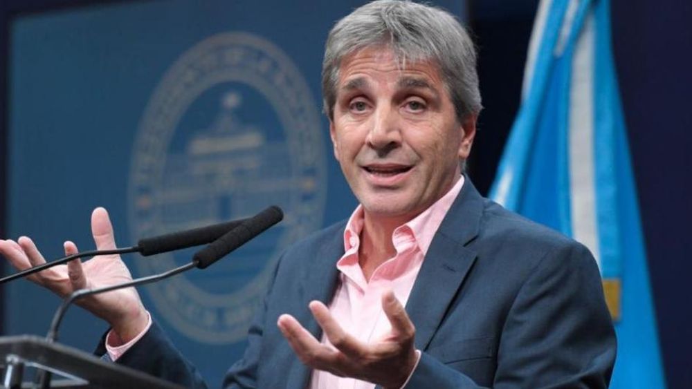 Caen los bonos, sube el riesgo país y los mercados desconfían de Luis Caputo.