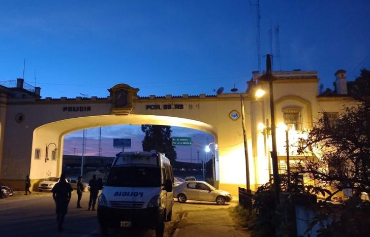 El detenido fue llevado a la Comisaría 10ª de Ingeniero Budge.