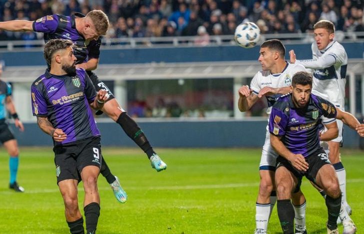 Cabezazo de Mateo Pérez que salvó el arquero.