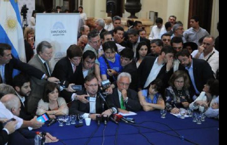telam 06/12/2016 Buenos Aires: Los bloques opositores dieron una conferencia de prensa por el tema ganancias. Hablaron los diputados Hector Recalde, Victoria Donda,Alicia Ciciliani,Graciela Camaño, Oscar Romero y Facundo Moyano. Foto: Fernando Sturla/telam/cf