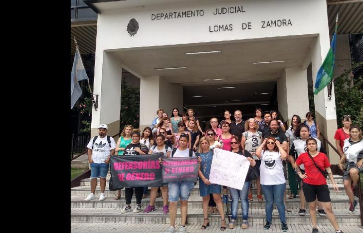 Agrupaciones feministas y de trabajadores acompañaron a la docente de Monte Grande.