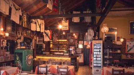 El bodegón tiene un ambiente familiar, futbolero y tanguero.