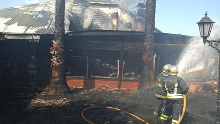 Cuatro dotaciones de los Bomberos de Lomas trabajaron en el lugar.