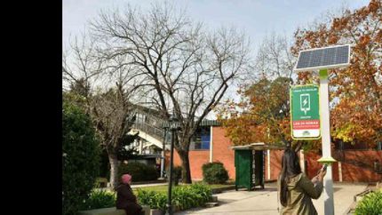 instalaron una torre solar para poder cargar el celular en plena via publica