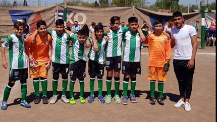 Los chicos, felices, disfrutan de su cancha.