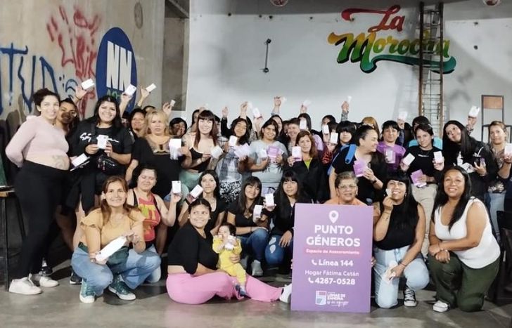 En los talleres de gestión menstrual derriban mitos y entregan productos sustentables.