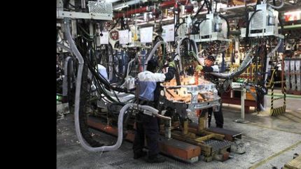 El desplome de la inversión y la caída del consumo profundizaron la recesión.