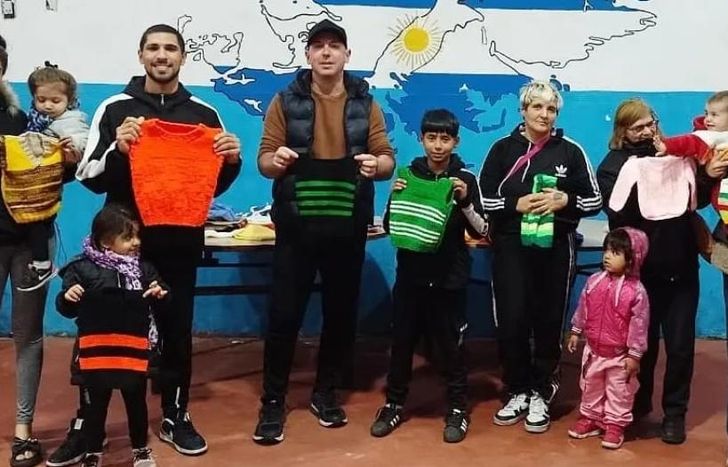 Las familias del Barrio la Perla felices por recibir donaciones tejidas por Mirta.