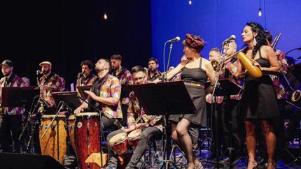 Flexatons & La jazz Mambo, en vivo.