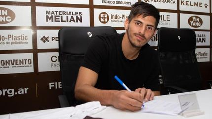 Lomónaco estampa la firma en el Calamar. Lomónaco estampa la firma en el Calamar.
