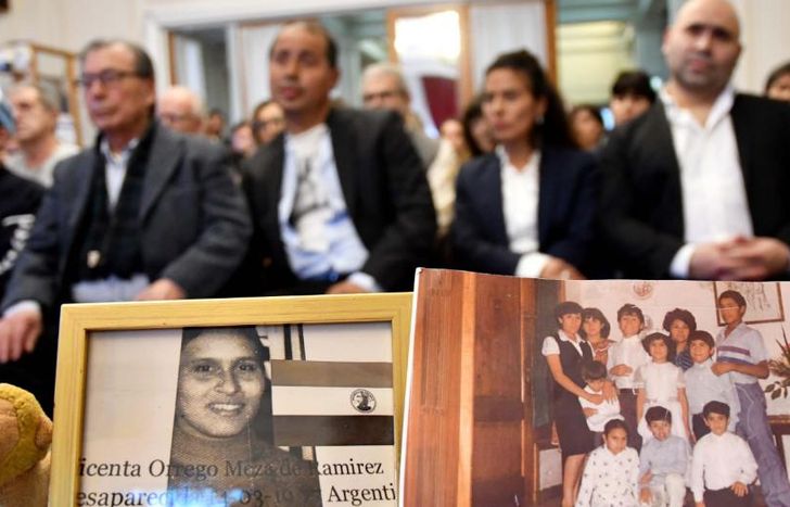 Los hermanos Ramírez y su padre. Adelante, la foto de su mamá y de otros niños del Hogar de Belén.