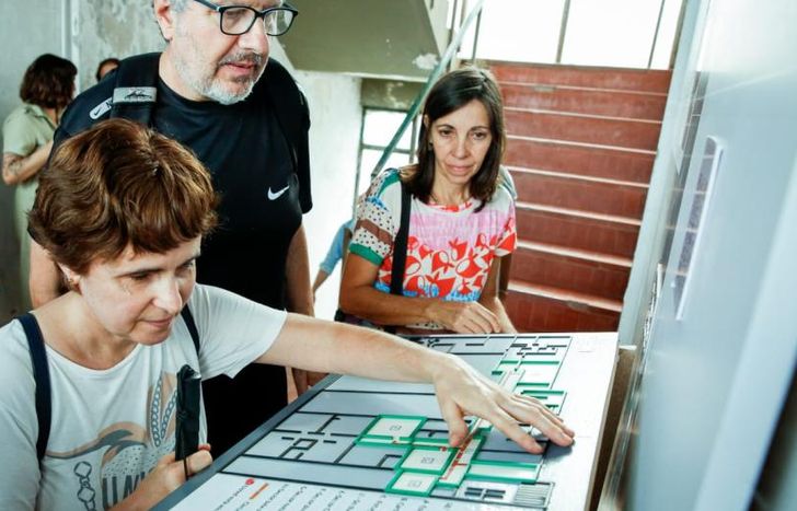 El Espacio tiene planos con información en sistema braille para personas ciegas.