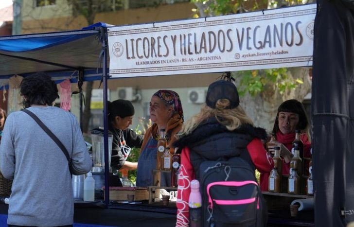 Cada puesto es atendido por productores locales autogestivos.