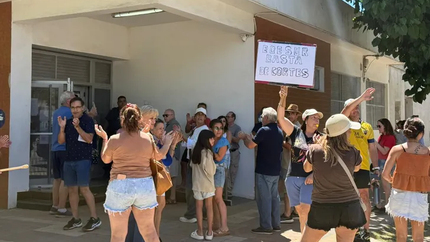 La última movilización fue en la oficina de Edesur ubicada en San Vicente. Si no se normaliza el servicio, los vecinos aclararon que volverán a marchar.