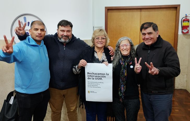 La iniciativa fue acompañada por representantes de la CGT y la CTA de Lomas.