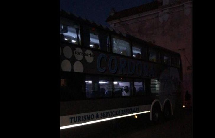 Los jugadores volvieron en el micro apedreado.