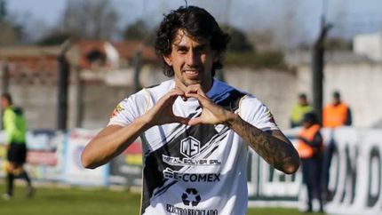 Sergio Acosta festeja la apertura del marcador.