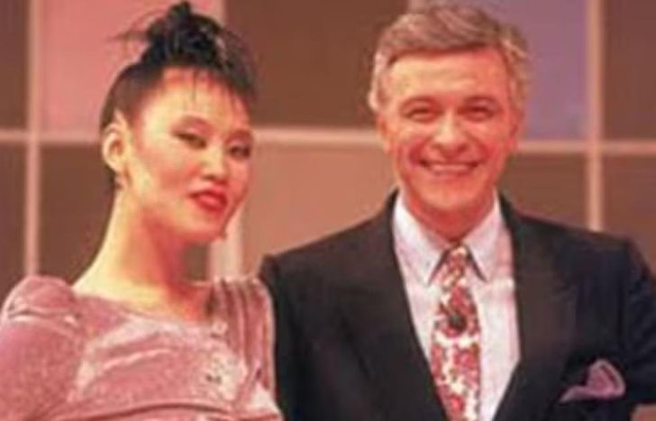 La Señorita Lee con Héctor Larrea.